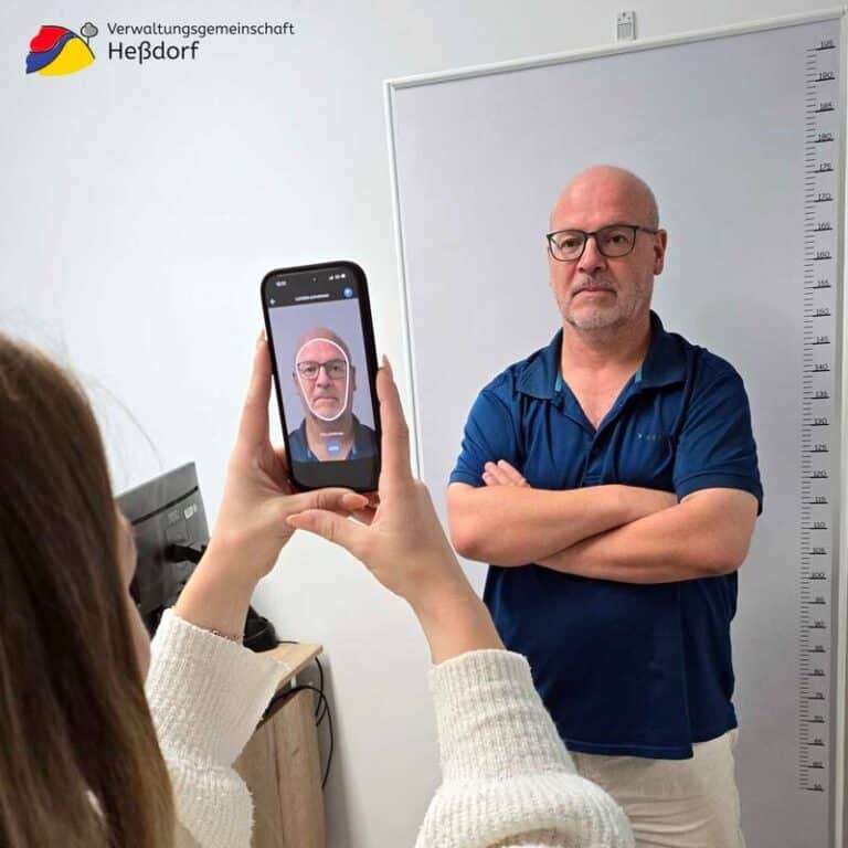 Auf Wunsch erfolgt die Erstellung eines digitalen biometrischen Passfotos für Ihren Personalausweis oder Reisepass direkt bei der Antragsstellung bei uns im Bürgerbüro. Alternativ bringen Sie einen QR-Code von Drittanbietern mit.